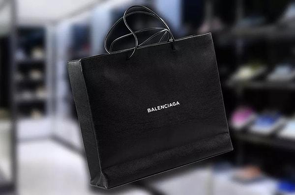 Hatta ilk baktığınızda Balenciaga poşeti sanacağınız ama aslında çanta olan bu tasarımı bile var.