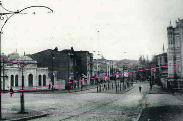 Pertevniyal Valide Sultan Camii (1869) her ne kadar günümüze taşındıysa da camiye ait sebil, meydan gibi birçok şey ortadan kaldırılır.