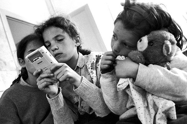 5. Parisli küçük kızlar Game Boy ile oynuyorlar. -1991