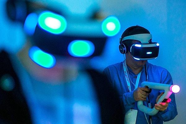 21. T-Mobile Warsaw Games Week etkinliği esnasında PlayStation VR'ı ilk kez test eden oyuncular. -2016