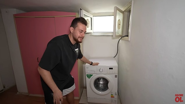 Yatak odasında çamaşır makinesi bulunan,