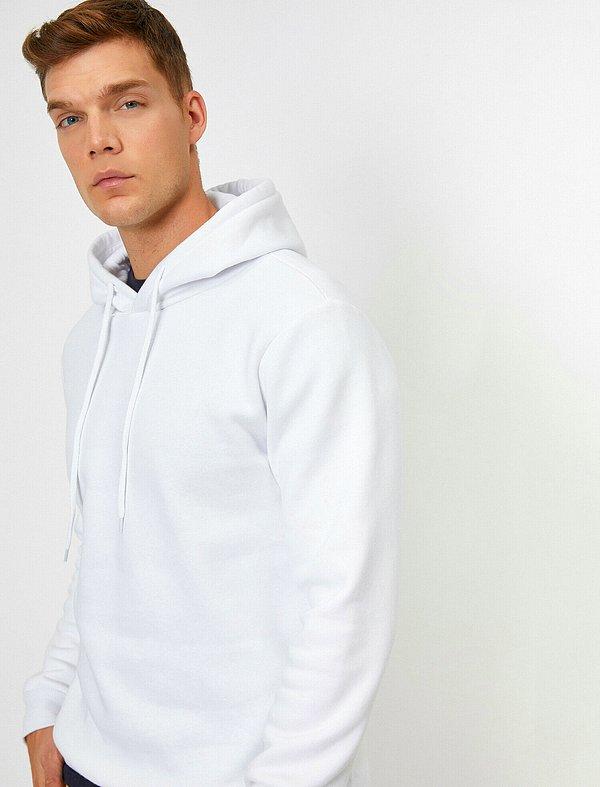19. Koton beyaz sweatshirt, erkekler için sade ama çok şık bir tercih olacaktır.