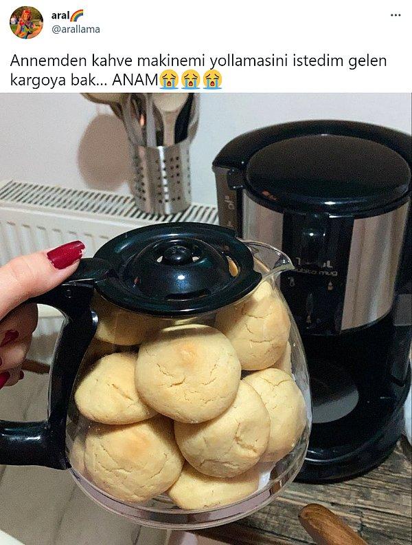 Geçtiğimiz gün @arallama isimli bir Twitter kullanıcısının annesinden istediği kahve makinesiyle beraber gelen kurabiyeleri gündem oldu;