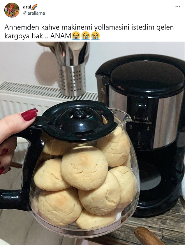 Geçtiğimiz gün @arallama isimli bir Twitter kullanıcısının annesinden istediği kahve makinesiyle beraber gelen kurabiyeleri gündem oldu;