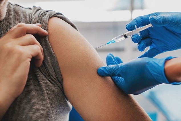Pfizer yetkililerinin fikrini değiştirmek için zamanla yarışan Türeci ve Şahin, bir ay sonra şirketi ikna ederek anlaşmayı imzaladı.