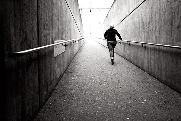 6. Если вас когда-нибудь схватят под дулом пистолета и скажут сесть в машину, сражайтесь изо всех сил. Бегите зигзагом, бейте и пинайте, кричите, делайте что угодно, несмотря ни на что. Потому что в 99% случаев люди, которые садятся в машину, не возвращаются