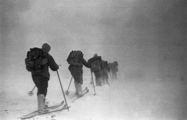 15. Dyatlov Geçidi kazası olarak bilinen kazada gizemli bir şekilde hayatlarını kaybeden 9 kayaçının son fotoğrafları.