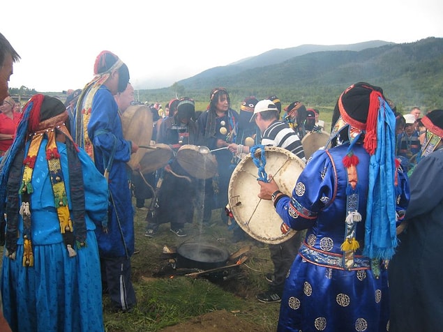 Kansız bir kurban olarak saçı kullanılır. Aslında bu bizde de düğün vs.de yapılan para saçmanın atasıdır. Şaman süt, kımız, yağ, buğday, darı, şarap veya parayı serperek hastayı tedavi etmeye çalışır.