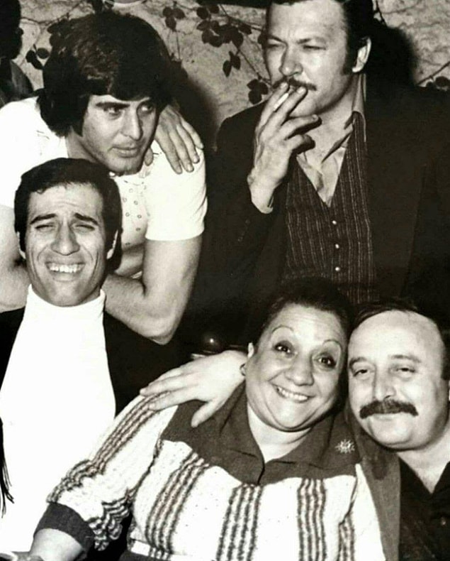21. Tarık Akan, Kartal Tibet, Kemal Sunal, Adile Naşit, Ergin Orbey bir arada, 1977.