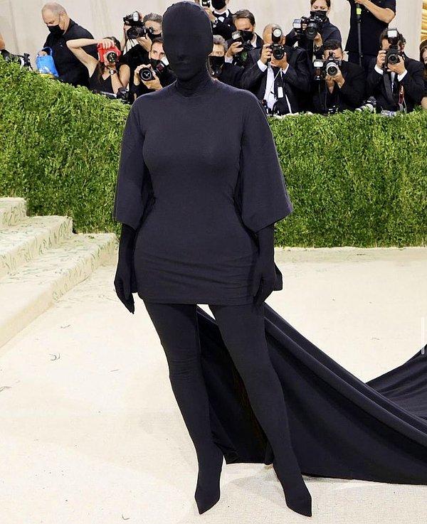 Dün gerçekleşen Met Gala'da işin rengi biraz daha değişti. Ünlülerin kıyafetlerinin adeta birbirleriyle yarıştığı bu galada Kim Kardashian ne yaptı ne etti yine adını altın harflerle yazdırdı magazin dünyasına.
