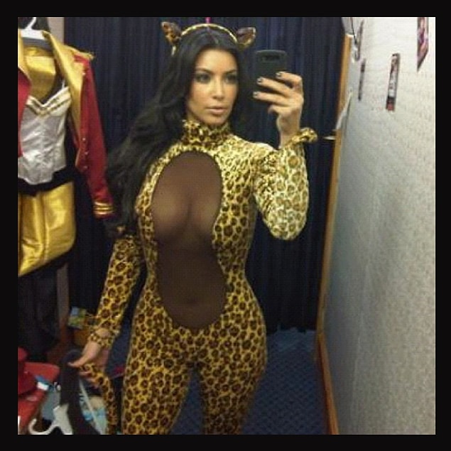 Magazin dünyasının en tuhaf figürlerinden biri çok net bir şekilde Kardashian ailesinden Kim Hanım. Skandal olsun, gelsin evimde patlasın diye diye bir ömür geçiriyor.