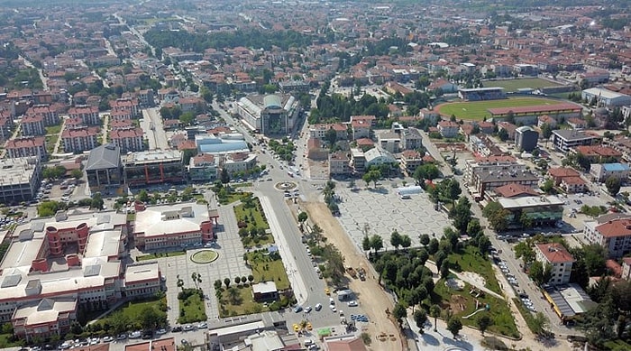 Düzce'de Ev Sahipleri Öğrencilerden 'Emlakçıyım' Diyerek Komisyon Alıyor: 'Fırsat Ticareti'