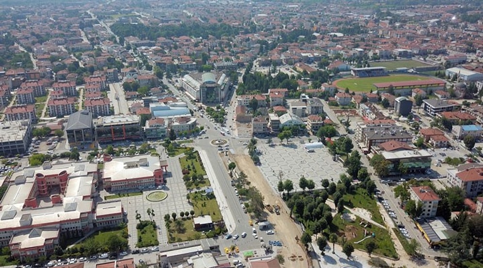 Düzce'de Ev Sahipleri Öğrencilerden 'Emlakçıyım' Diyerek Komisyon Alıyor: 'Fırsat Ticareti'