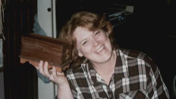 Yakalanmadan önce son bir cinayet daha işleyen Shelly Knotek, 1999 yılında evlerine taşınan 57 yaşındaki Ron Woodworth'u öldürdü.