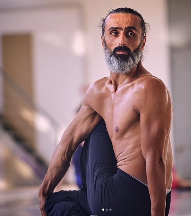 Muhteşem vücut kontrolü sebebiyle çoğu otoritenin takdirini toplayan ve Avusturya'da "En İyi Erkek Dansçı" ödülünü alan Ziya Azazi, bizde "Çıplak Semazen" olarak tanımlandı bugün.