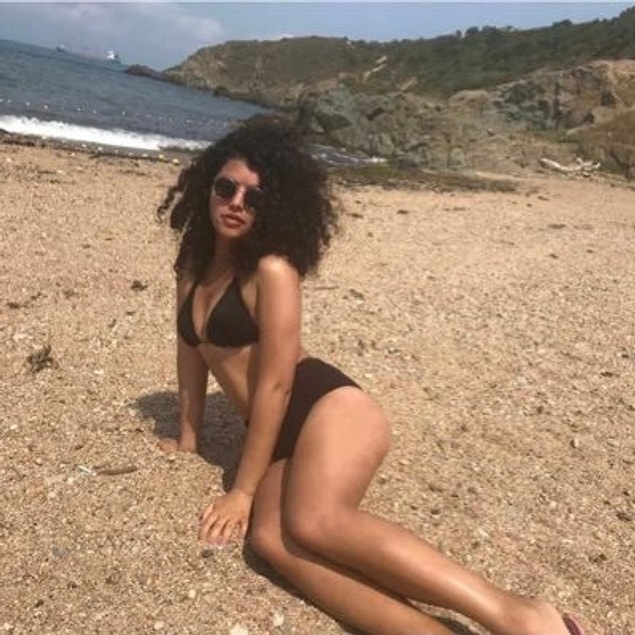 “1 yıl boyunca beni 3 kere savunmaya çağırıyorlar. Savunmaya gittiğimde bana attığım tweetlerin devlet memurunun hal ve hareketlerine uymadığını, hizmet dışında devlet memurunun yüz kızartıcı suçlarda bulunduğunu, sosyal medyada yapmış olduğum cinsel eylem ve yönelimlere dair paylaşımları bana bahane olarak sunuyorlar.”