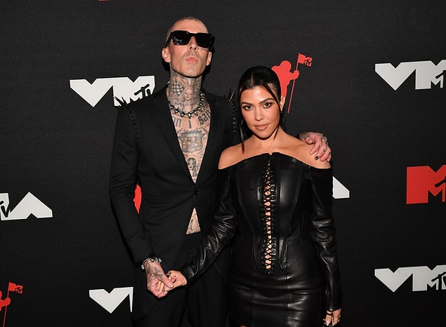 Geceye damgasını vuran tek çift Megan ve Kelly olmadı tabii. Çok konuşulan diğer ünlü çiftimiz ise Kourtney Kardashian ve rock grubu Blink-182'nun davulcusu Travis Baker'dan başkası değil.