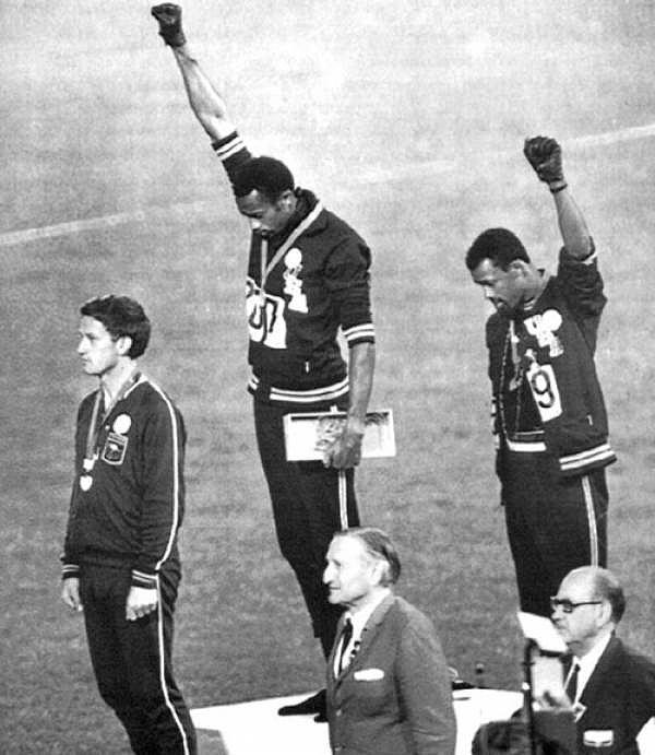 6. Altın madalya kazanan Tommie Smith ve bronz madalya kazanan John Carlos, 1968 Mexico City Olimpiyatları'nda siyahilere ithafen selam veriyor.