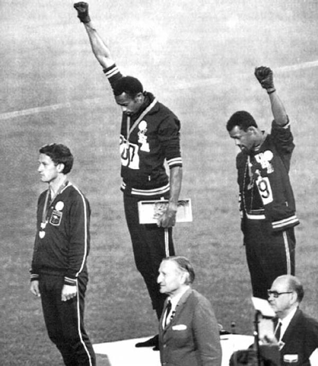 6. Altın madalya kazanan Tommie Smith ve bronz madalya kazanan John Carlos, 1968 Mexico City Olimpiyatları'nda siyahilere ithafen selam veriyor.