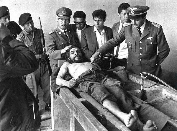 8. Bolivya hükümeti, 1967'de devrimci Che Guevara'nın cesediyle poz veriyor.
