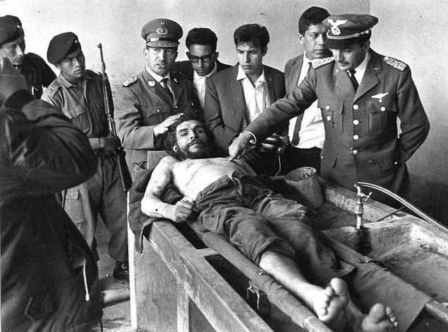 8. Bolivya hükümeti, 1967'de devrimci Che Guevara'nın cesediyle poz veriyor.