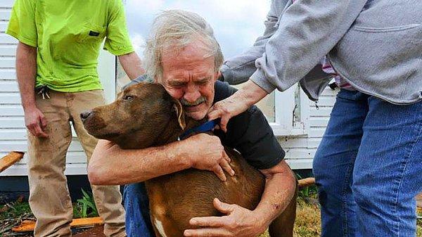 11. Alabama'lı bir adam, yıkıcı bir dizi kasırga sonrasında evcil hayvanıyla yeniden bir araya geliyor.