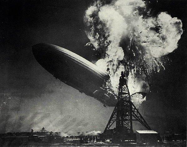 19. 6 Mayıs 1937'de alev alan Hindenburg zeplini.
