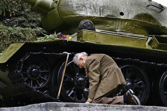 30. Bir Rus gazisi, İkinci Dünya Savaşı sırasında kullanılan bir Sovyet tankının önünde ağlıyor.
