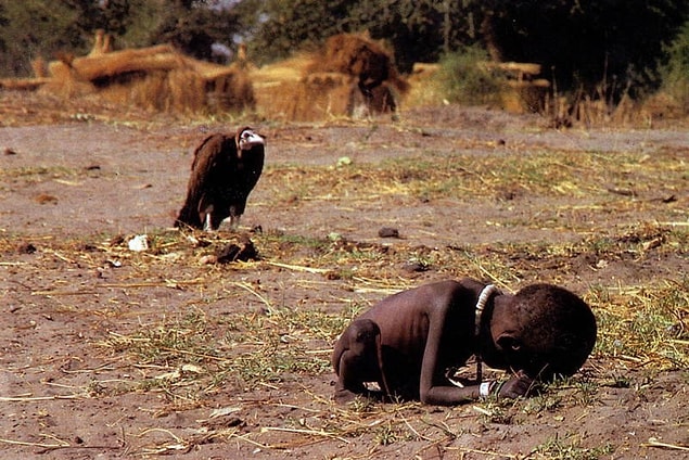 37. Sudan'da açlıktan ölmek üzere olan bir çocuk.