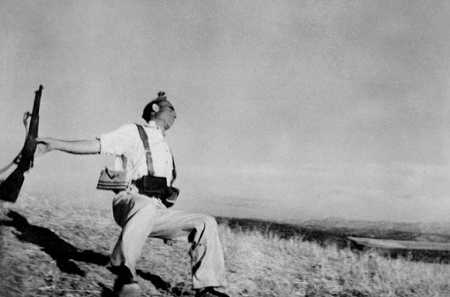 44. 1936 İspanya İç Savaşı sırasında vurulan Cumhuriyetçi bir milis askerinin fotoğrafı.