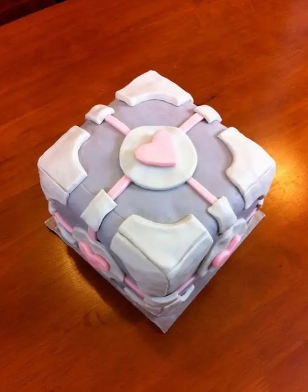 12. Portal serisinin gizemli ve sevimli Companion Cube'ü de bir pastaya dönüşmüş ancak unutmayın, pasta yalan!