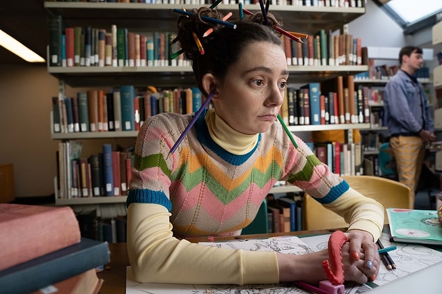 10. Lily karakterini canlandıran Tanya Reynolds'a karaktere hazırlanma sürecinde en çok yardımı dokunan şey ise robotlar ve uzaylılar olmuş!