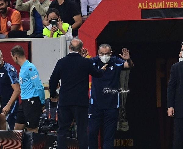 Maça damga vuran sahnelerden birisi Lazio teknik direktörü Sarri'nin Fatih Terim önünde eğilerek saygısını sunduğu andı.