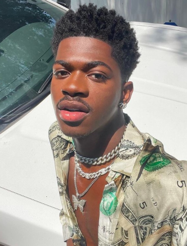 Tanımayanlarınız için Lil Nas X Amerikalı bir rapçi ve söz yazarı...