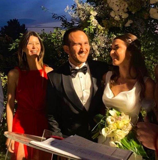 1. Yıllar önce kaybettiği ilk aşkı Efe Güray'ın erkek kardeşi Yaman Güray'ın düğününe giden Beren Saat ile Gıybet Kazanı'nın açılışını yapalım!