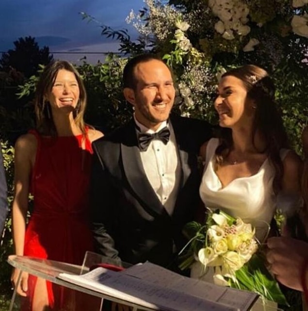 1. Yıllar önce kaybettiği ilk aşkı Efe Güray'ın erkek kardeşi Yaman Güray'ın düğününe giden Beren Saat ile Gıybet Kazanı'nın açılışını yapalım!