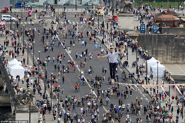 епленный к страховочному поясу, Паулин, обладатель нескольких мировых рекордов, медленно продвигался босиком по канату, подвешенному на высоте 60 метров над землей, а изумленные зрители наблюдали за ним снизу.