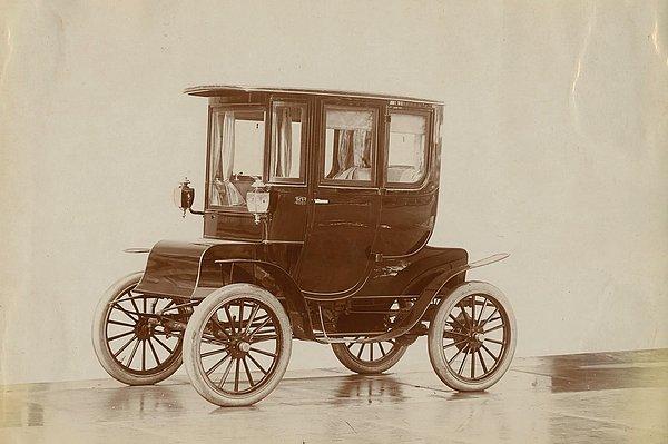 8. 1900'lü yıllarda elektrikli arabalar oldukça popülerdi ve hatta New York'un bir elektrikli taksi filosu vardı.