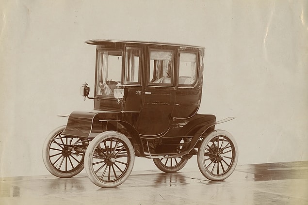 8. 1900'lü yıllarda elektrikli arabalar oldukça popülerdi ve hatta New York'un bir elektrikli taksi filosu vardı.