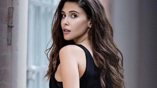 Oyuncu Dilara Aksüyek Taciz Mesajları Atan Kişiyi Evinin Önünde Görünce Korku Dolu Anlar Yaşadı!