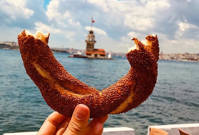 10. İstanbul'u izliyoruz gözlerimiz kapalı... Karşımızda Üsküdar sahili, elimizde simit...