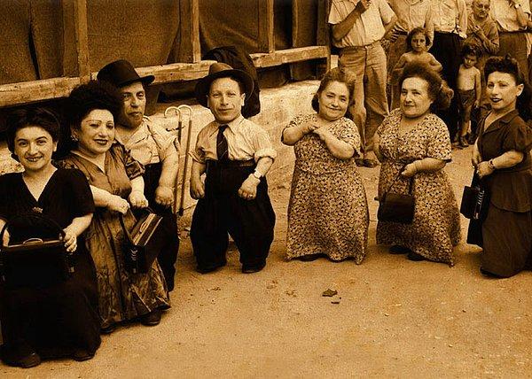 5. Ovitz ailesi, sadece bu zamana kadar yaşamış en geniş cüce ailesi olmakla kalmamış. Aynı zamanda Auschwitz toplama kampında mücadele etmeyi başaran en geniş aile unvanına sahipler.
