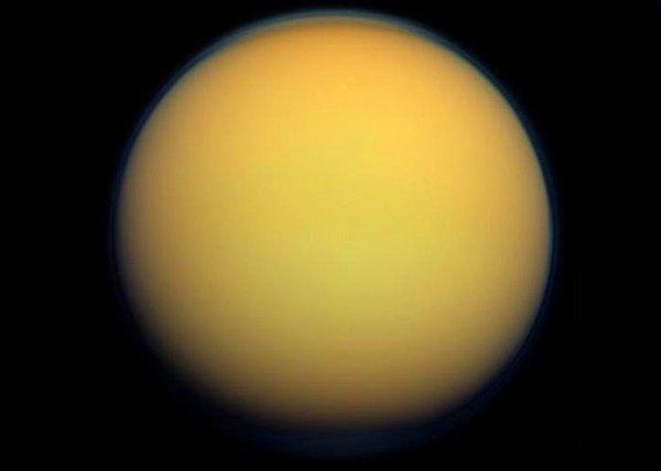 24. Titan, güneş sisteminde kalın atmosfere sahip olan ve yüzeyinde Dünya gibi nehir, göl, deniz, su formlarına sahip olan tek aydır.