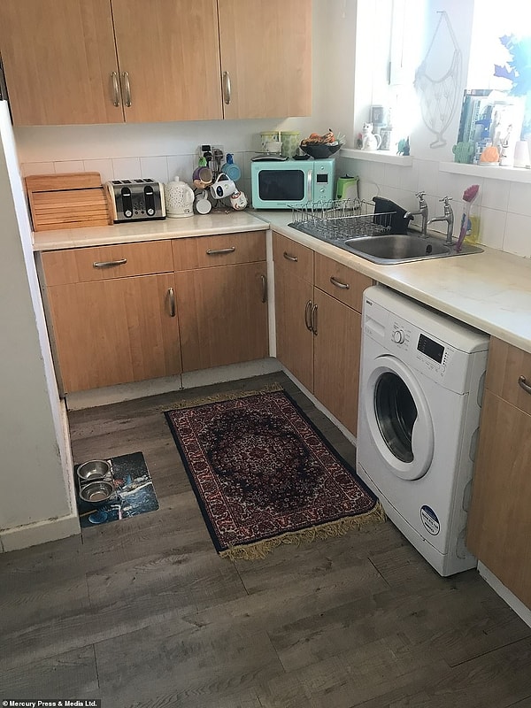 Эмма сказала, что на кухне раньше (на фото) были нарисованные вручную следы ног на стене.