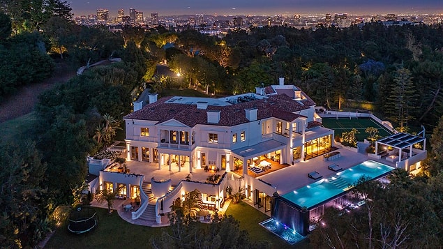 Los Angeles'ın Bel Air bölgesindeki bu ev, yaklaşık 6 buçuk kilometrelik bir alan üzerine kurulmuş adeta bir saray.