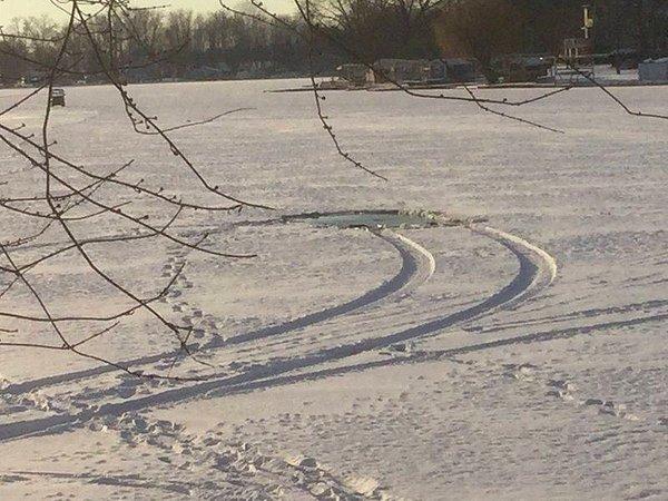 19. Buzla kaplı yolda arabayla yolculuğuna başlayan bu kişi buz kırıldıktan sonra yolculuğunu yürüyerek tamamlamak zorunda kalmış.
