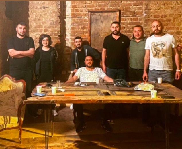 Bu fotoğrafta gördüğünüz çete üyelerinin Balat'ta bir çekim ya da etkinlik yapmak istediğinizde haraç kesmek için peşinizi bırakmadıkları iddia edildi.