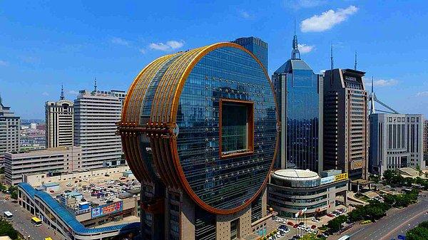 Çinli mimari sitesi archy 2010 yılından beri Çin'deki "en çirkin binalar"ın katıldığı bir yarışma düzenliyor.