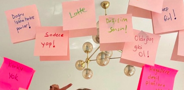 "Latte, Sadece Yap!, Değişim Sensin, Başarı Seksidir." yazılı motivasyon notları da sosyal medyada gündem oldu.