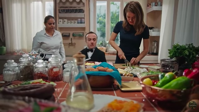 Neyse çok uzatmadan devam edelim, Sedat tıpış tıpış evine dönüp Nalan'ın yanında aldı soluğu. Sabah olduğunda ise asıl gündem sahnemizi izledik. Nalan yeni gelin olarak biricik ailesine kahvaltı hazırlamaya karar verdi. Ama bilmediği şey yeni evinde her lokmanın sayı ile masaya konduğuydu.